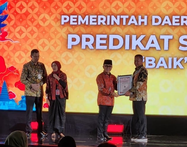 PENGHARGAAN -- Pj Bupati Enrekang H Baba saat menerima penghargaan dengan meraih predikat B pada SAKIP Award tahun 2024 dari KemenPAN-RB RI di Grand Ballroom Birawa Hotel Bidakara, Jakarta (2/10). 
