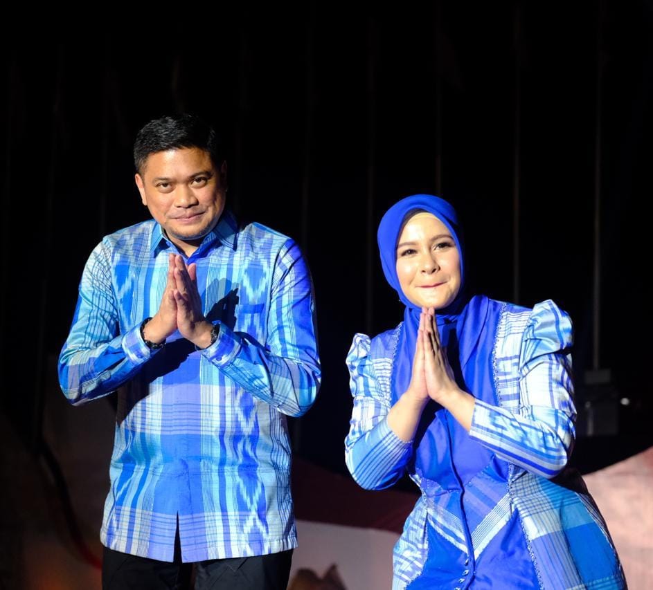 IST
FASHION SHOW -- Pasangan Adnan-Priska terlihat menawan saat melenggang di catwalk fashion show antar-pejabat dalam momen HJS ke 355 tahun. 
