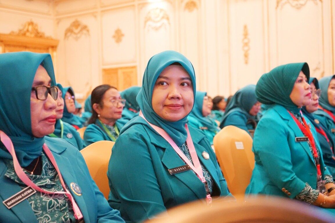 HADIRI -- Pjs. Ketua Tim Penggerak PKK Kabupaten Luwu Timur, Nasrah Jayadi Nas menghadiri peringatan HKG-PKK tingkat Provinsi Sulawesi Selatan dirangkai Festival B2SA, di MYKO Hotel & Convention Center Makassar, Kamis (24/10).
