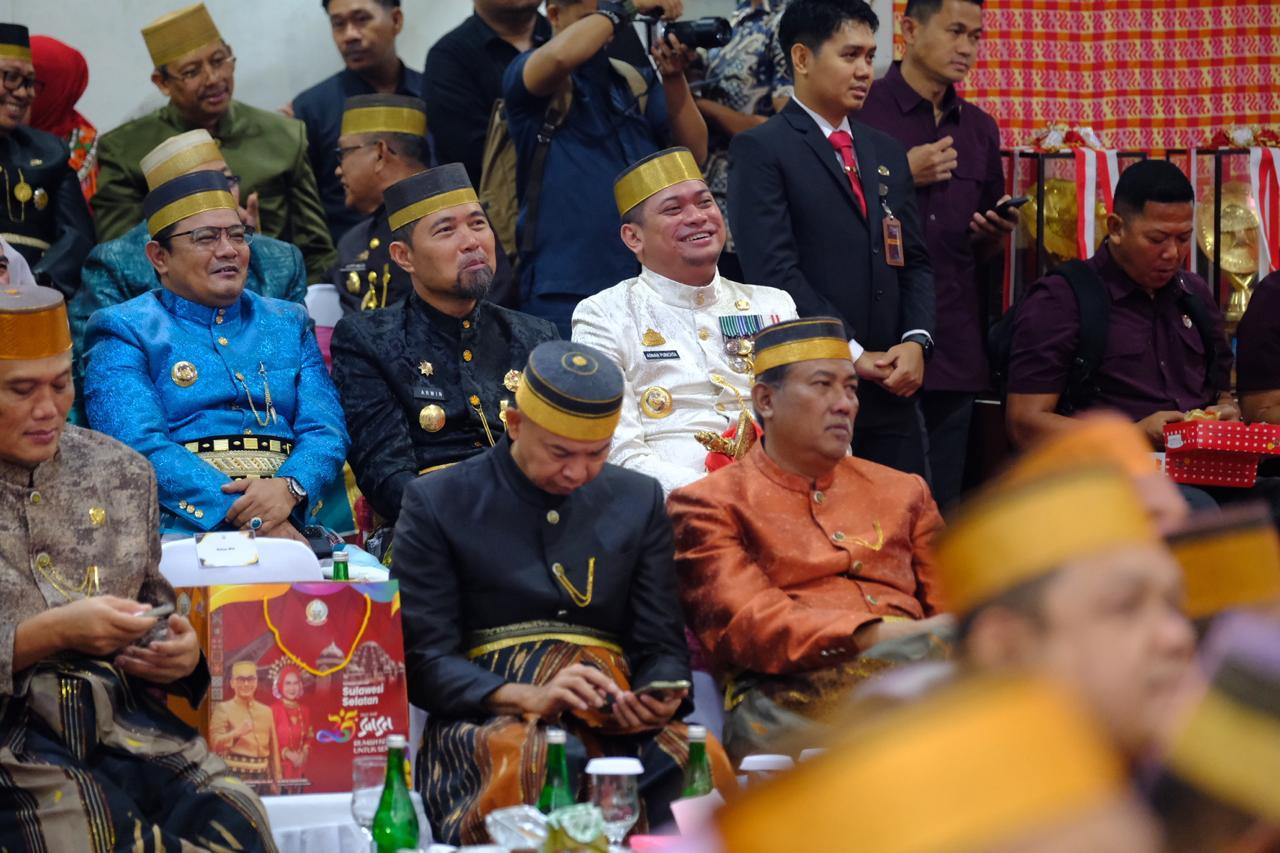 IST
HARI JADI SULSEL -- Bupati Gowa, Adnan Purichta Ichsan, di antara para kepala daerah se-Sulsel saat menghadiri acara peringatan Hari Jadi Sulsel ke-355.
