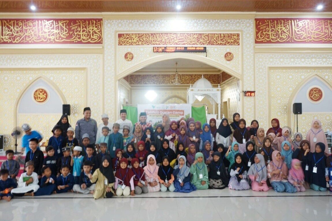 HARI SANTRI -- Pjs Bupati Luwu Timur, Jayadi Nas bareng para santri usai membuka secara resmi kegiatan Tahfidz Qur’an Camp dalam rangka memperingati Hari Santri Nasional Tahun 2024 di Masjid Babul Khair, Puncak Indah, Malili, Jumat (25/10).
