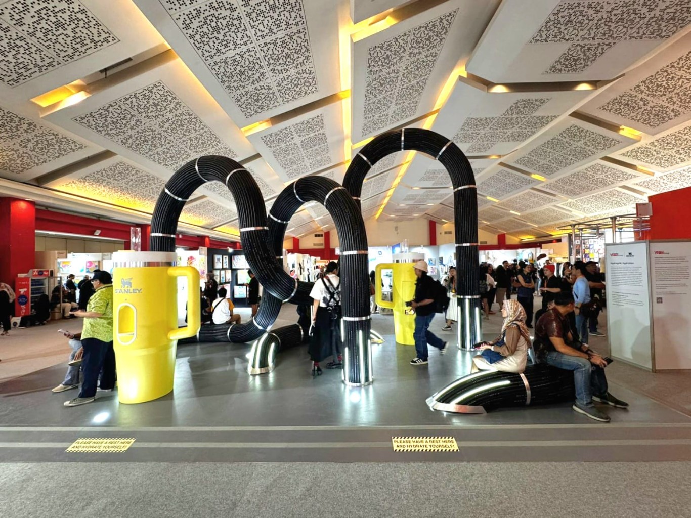 INSTALASI UNIK -- Vinilon Group & Stanley hadirkan instalasi unik bertema “Hydrogrid, Hydration” di Art Jakarta 2024.
