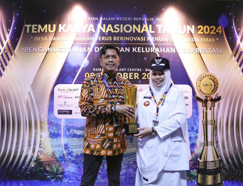 ist
JUARA--Pj Sekkot Makassar Firman Hamid Pagarra bersama Lurah Manggala Arwinah Aminuddin memegang piala usai Kota Makassar meraih juara 1 tingkat nasional dalam Lomba Desa/Kelurahan Terpadu tahun 2024 oleh Kementrian Dalam Negeri (Kemendagri).Penghargaan tersebut diserahkan dalam acara Temu Karya dan Penghargaan Desa dan Kelurahan Berprestasi yang berlangsung di Gedung Ksirarnawa, Denpasar, Bali,Selasa, (8/10).
