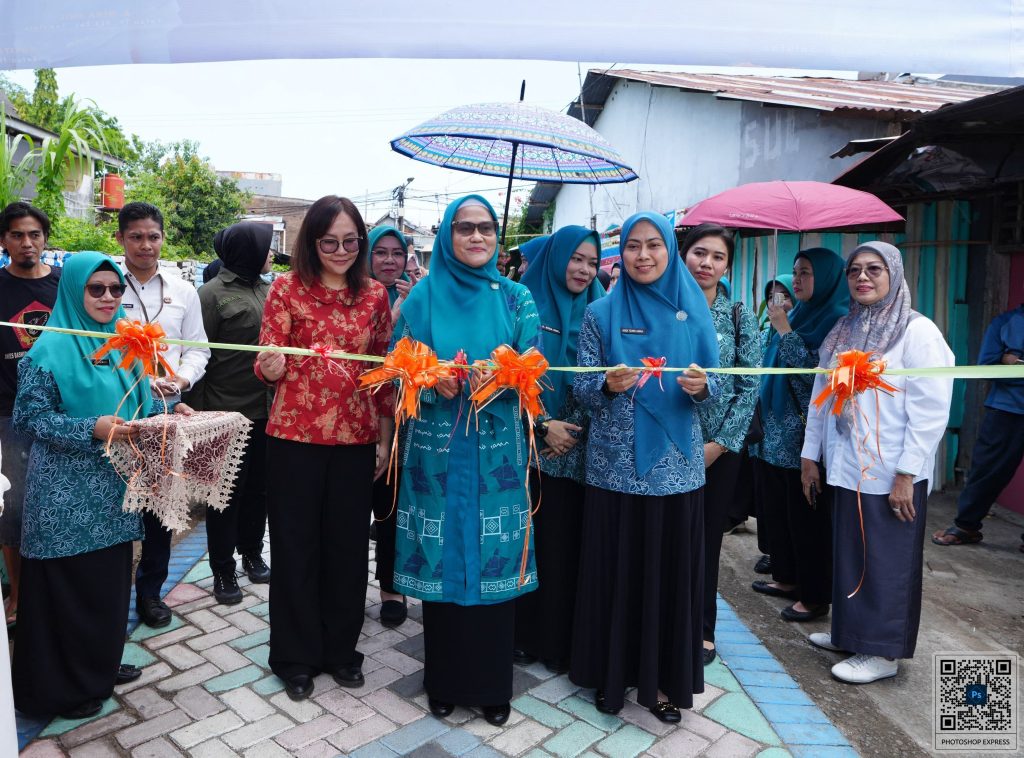 ist
BERKUNJUNG--Pj Ketua TP PKK Sulawesi Selatan, Ninuk Triyanti Zudan mengunjungi Lorong PKK di Kelurahan Mangasa, Kota Makassar.Lorong ini disasar untuk ditunjuk sebagai pilot project Kampung PKK Binaan Pemprov Sulsel.