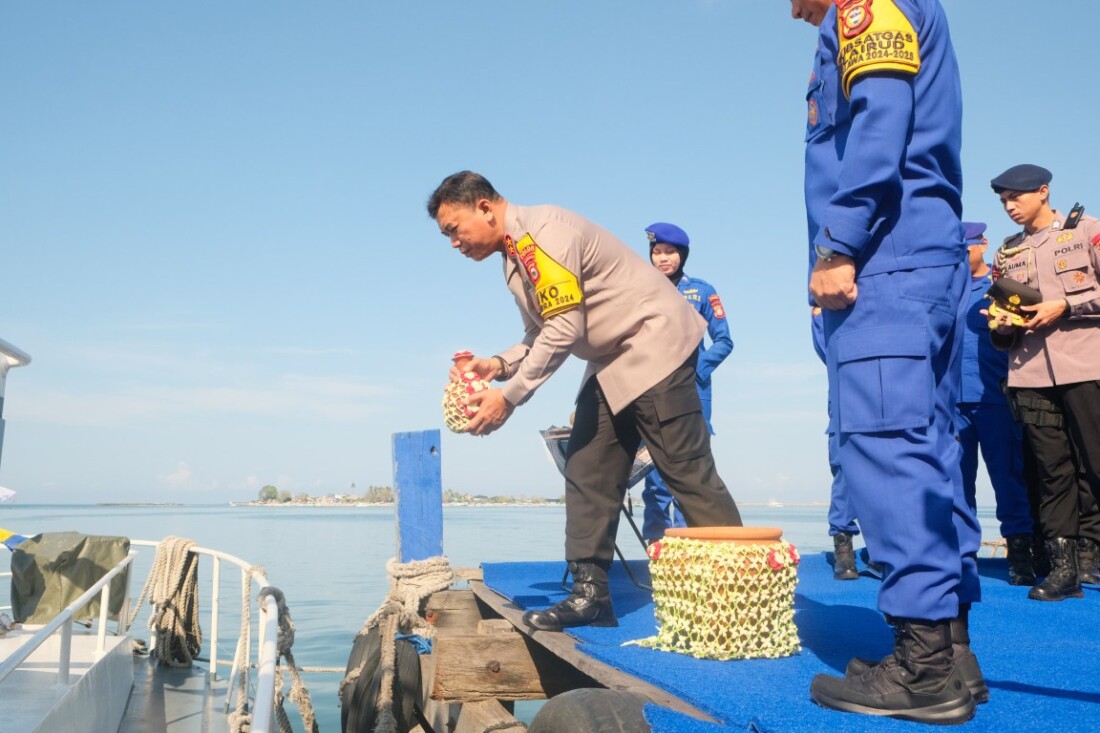 ist
RESMIKAN--Kapolda Sulsel, Irjen Pol Yudhiawan meresmikan Kapal Patroli C1-3012 Sikatan di Dermaga Mako Direktorat Kepolisian Perairan dan Udara (Ditpolairud) Polda Sulsel, Selasa (22/10). 
