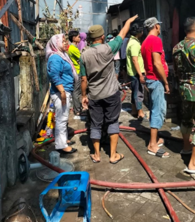 KEBAKARAN, Petugas kebakaran bersama warga dan babinsa serta babinkamtibmas Polsek Mamajang yang membantu petugas pemadam menjinakan api di Jalan Badang serta nampak juga Pjs Walikota Makassar mengunjungi lokasi kebakaran.