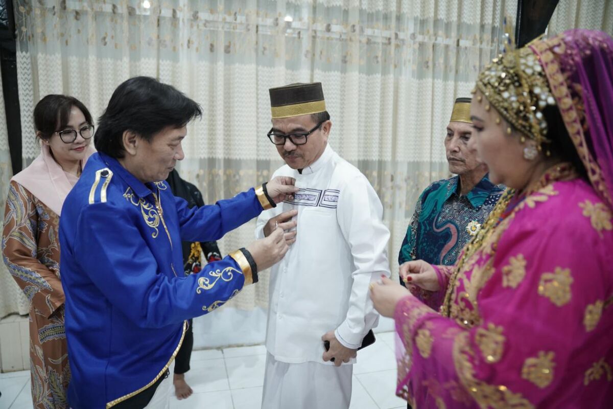 ist
PENGHARGAAN--Sekprov Sulsel, Jufri bersama istri Melani Simon mendapat penghargaan dari Kerajaan Kesultanan Maguindanao dengan pemasangan pin 'The Royal Families of Maguindanao', sebagai simbol Jufri Rahman bersama Melani Simon diangkat sebagai keluarga Kesultanan Maguindanao, Filipina.
