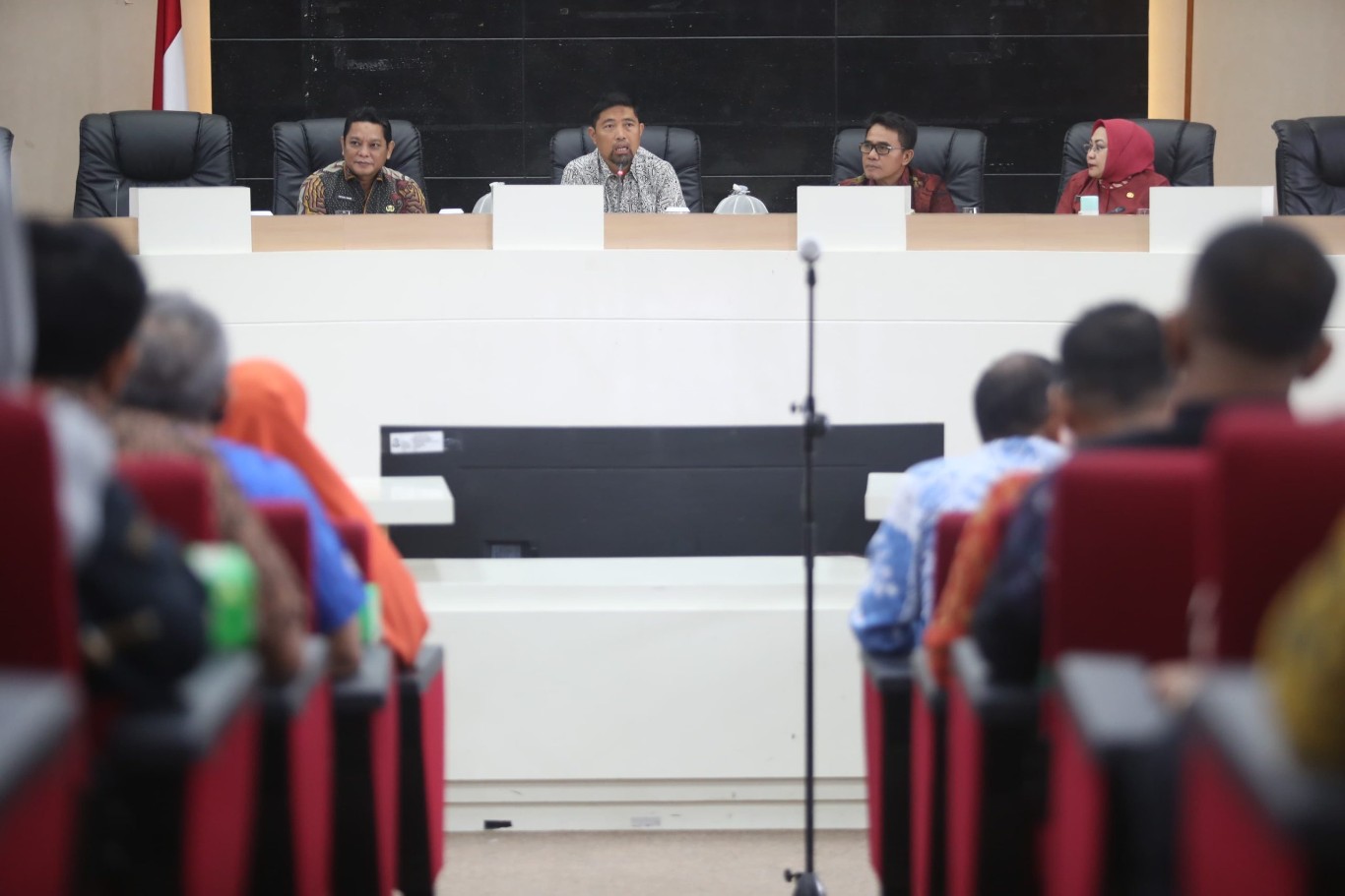 ist
RAKOR--Pjs Wali Kota Makassar, Andi Arwin Azis, memimpin Rakor lingkup Pemerintah Kota Makassar. Rakor tersebut dihadiri oleh seluruh Kepala OPD, camat, dan lurah se-Kota Makassar, dan berlangsung di ruang Sipakatau Balai Kota Makassar, Kamis (10/10).Dalam rapat ini, Andi Arwin Azis menekankan ke kepala OPD untuk tidak keluar daerah.
