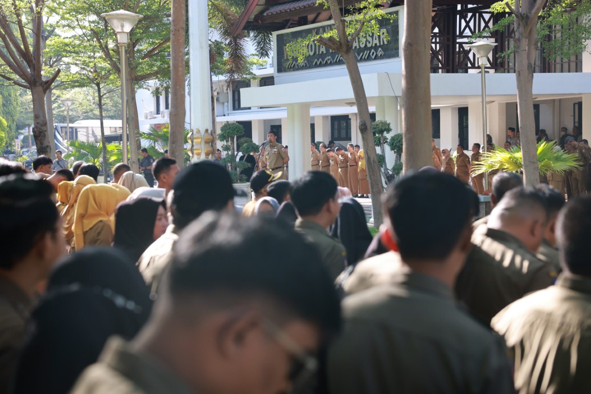 ist
INGATKAN--Pejabat Sementara Wali Kota Makassar Andi Arwin Azis mengingatkan OPD melakukan percepatan serapan anggaran perubahan.Ia juga mengapresiasi OPD Pemkot Makassar dan masyarakat yang kompak dalam kegiatan Sabtu Bersih dan berolahraga bersama.Hal ini disampaikan Arwin pada Apel Pagi di Kantor Balaikota, Senin, (7/10).
