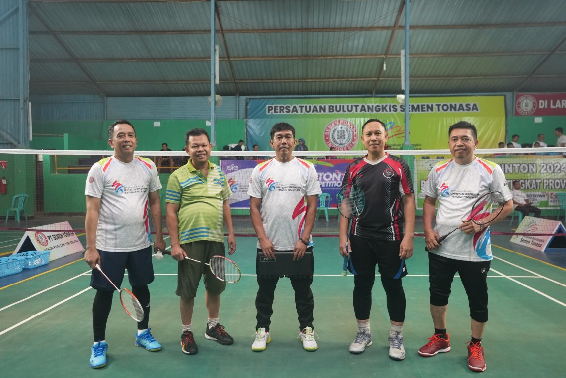 KOMPETISI -- Direktur Utama PT Semen Tonasa, Asruddin (kiri) foto bersama dengan pemain lainnya sebelum melakukan pertandingan eksebisi dalam rangka pembukaan kompetisi badminton internal PT Semen Tonasa.
