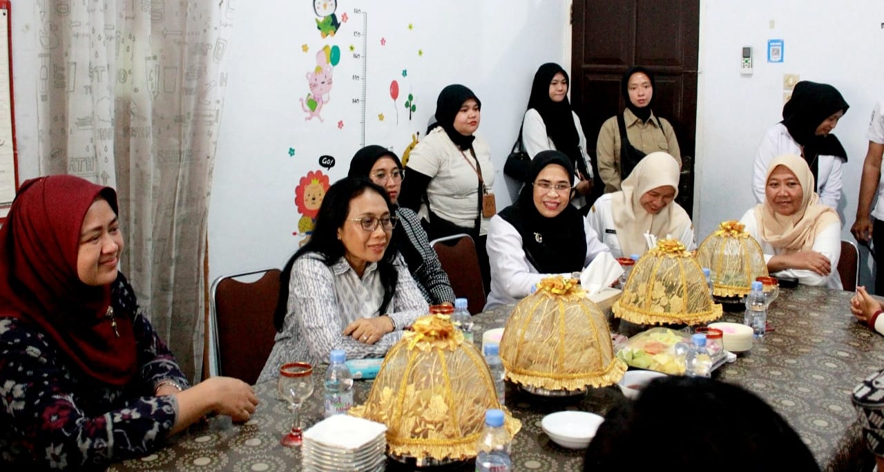 IST
KUNJUNGAN -- Menteri PPA, Bintang Puspayoga dalam kunjungannya ke UPT PPA Sulsel disambut jajaran Kadis PPPA Sulsel serta Kadis PPPA Gowa, Kawaidah terkait dua kasus KS terhadap anak di Makassar dan Gowa. 