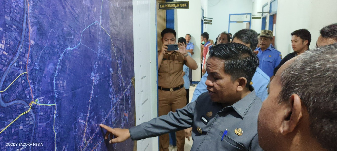 KUNJUNGAN -- Pj Bupati Jeneponto, Junaedi Bakri, ketika melakukan kunjungan ke kantor PDAM Jeneponto.
