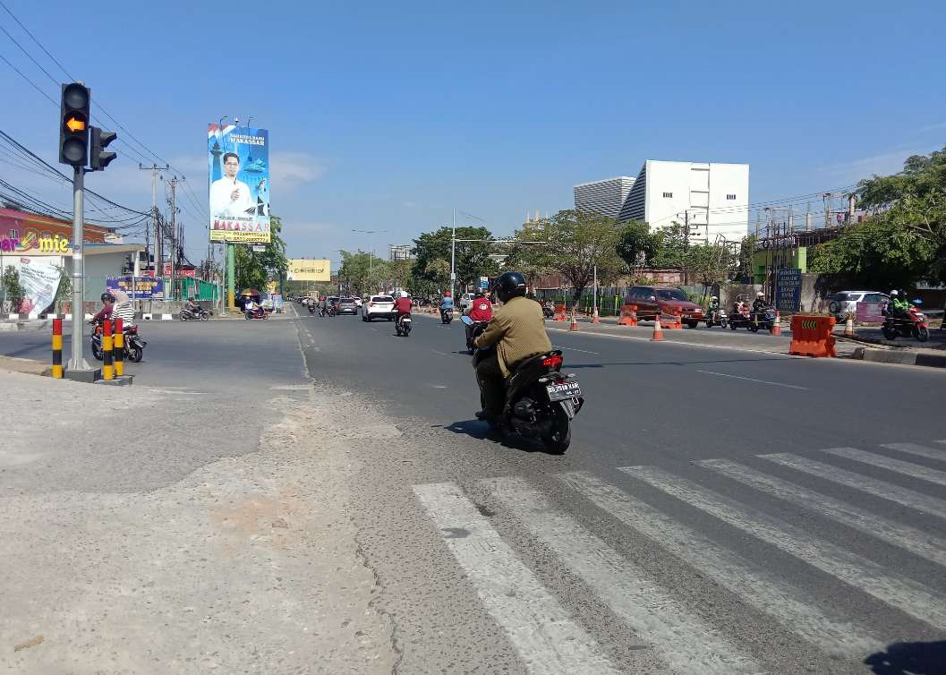int
TRAFFIC LIGHT--Seringnya pengendara motor melawan arus dari Jalan Leimena langsung belok kanan di Jln Perintis menyebabkan sering terjadi kemacetan.Pemkot dan Pemprov Sulsel memasang traffic light di lokasi tersebut.