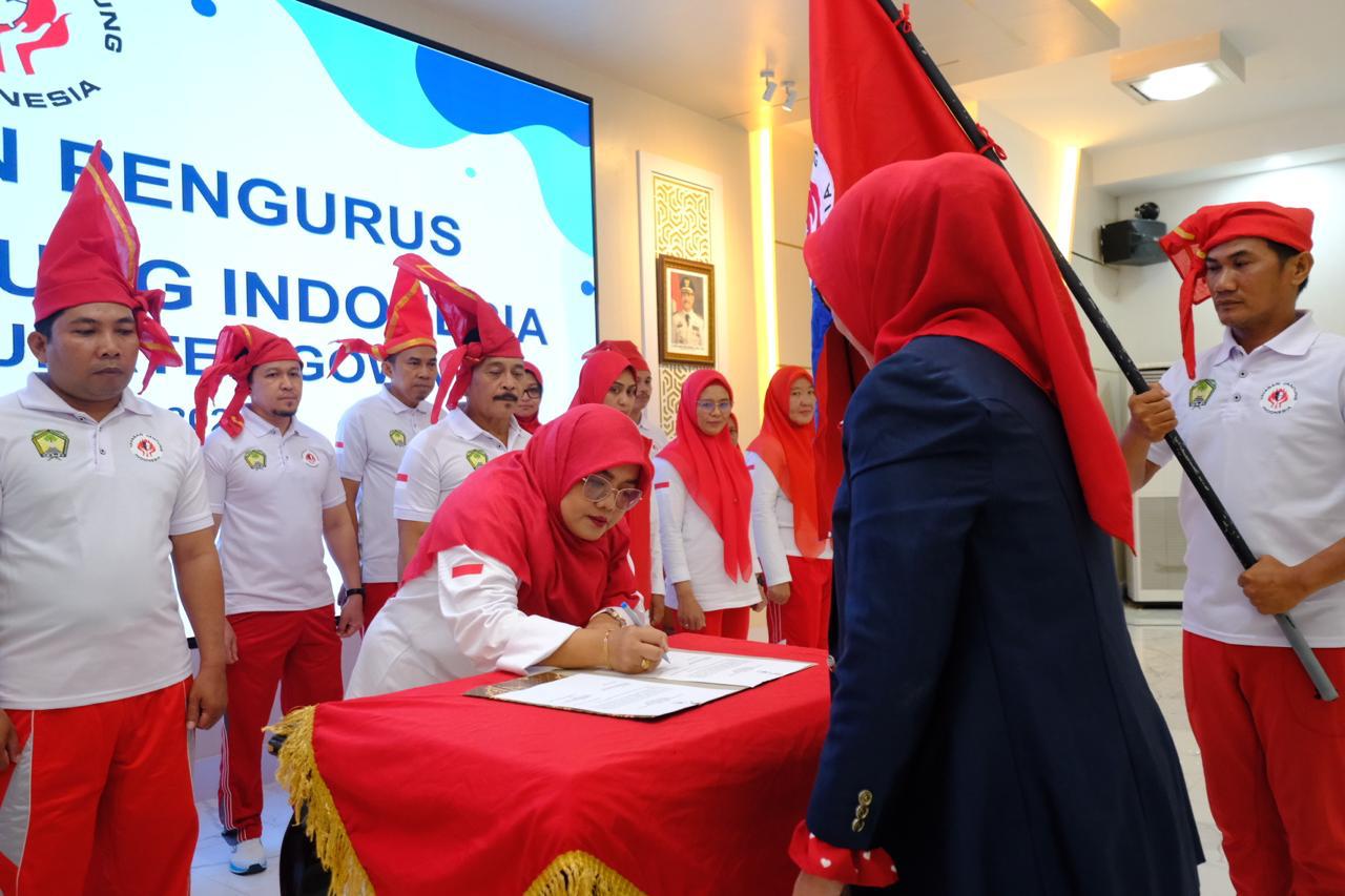 IST
LANTIK -- Pengurus baru YJI Gowa saat dilantik dan dikukuhkan oleh Ketua I YJI Sulsel, Sittiara dan dihadiri Bupati Gowa, Adnan Purichta Ichsan. 
