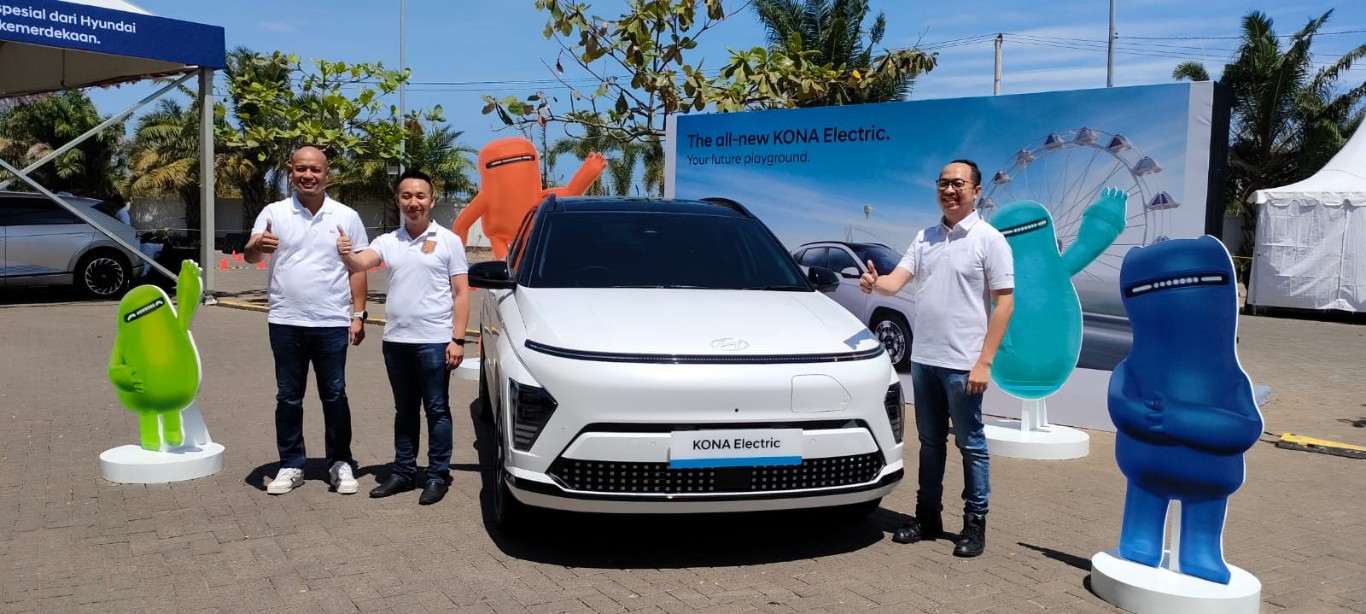 LAUNCHING -- Kiri ke kanan: East Area Operation Senior Manager PT Gowa Modern Motor (Hyundai Gowa), Chitra Ortho Prayundityo, Operational Manager Sinar Galesong Mobilindo, Dodik, dan Head of Marketing Department Hyundai Motors Indonesia, Arie Hermawan kanan, ketika melaunching All new KONA, salah satu varian Hyundai lainnya, di Sulawesi Selatan, beberapa hari lalu.