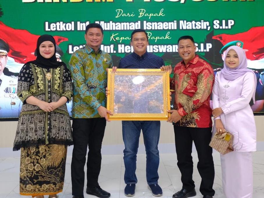 IST
LEPAS SAMBUT -- Bupati Gowa, Adnan Purichta Ichsan melepas Letkol Inf Muhamad Isnaeni Natsir saat malam lepas sambut di rujab bupati Gowa. 
