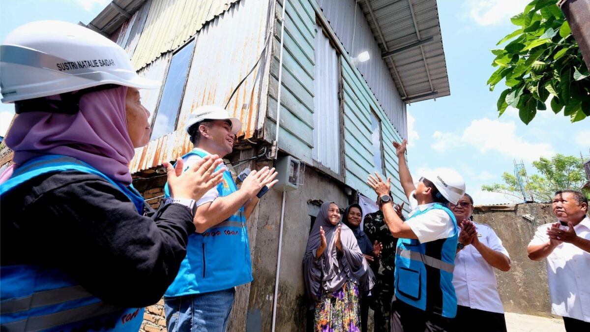 LIGHT UP THE DREAM -- General Manager PLN UID Sulselrabar, Budiono beserta stakeholder setempat menyalakan secara simbolis listrik di rumah Lija Dg Tasa, salah seorang penerima bantuan pasang baru listrik gratis Program Light Up The Dream di Kelurahan Karunrung, Kota Makassar.
