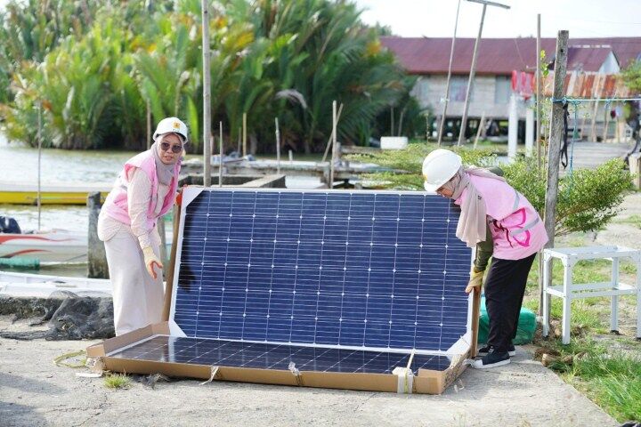 LISTRIK 24 JAM -- Srikandi PLN juga turut membantu dalam rangka menghadirkan listrik 24 jam di Dusun Lamiko-miko, Kabupaten Luwu Utara.
