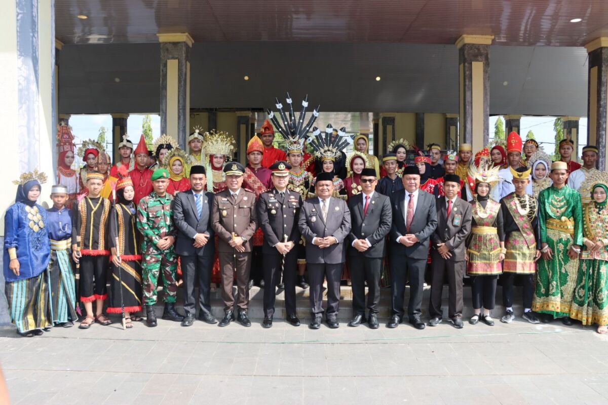 UPACARA -- Kapolres Luwu AKBP Arisandi foto bersama Pj Bupati Luwu usai menghadiri upacara peringatan Hari Sumpah Pemuda ke-96 Tahun yang diselenggarakan di Lapangan Andi Djemma Kabupaten Luwu, Senin (28/10). 
