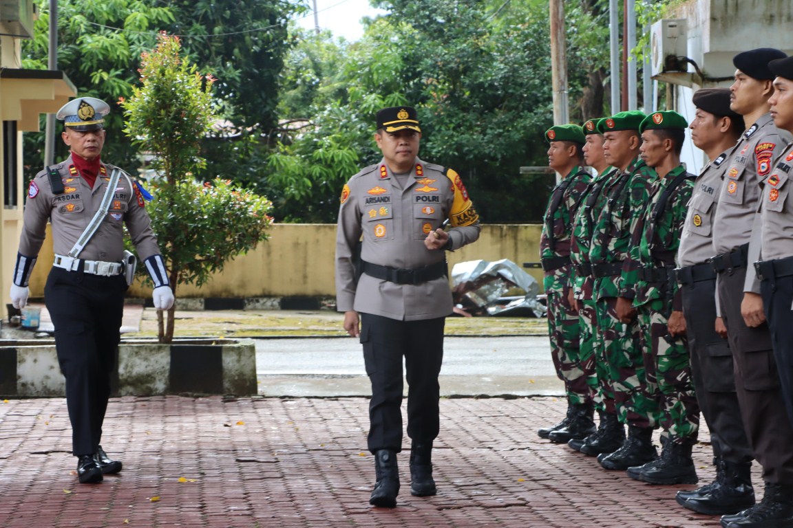 APEL PASUKAN -- Kapolres Luwu AKBP Arisandi memeriksa pasukan usai memimpin apel gelar pasukan Operasi Zebra Pallawa 2024 dari tanggal 14-27 Oktober mendatang di halaman Mapolres Luwu, Senin (14/10). 