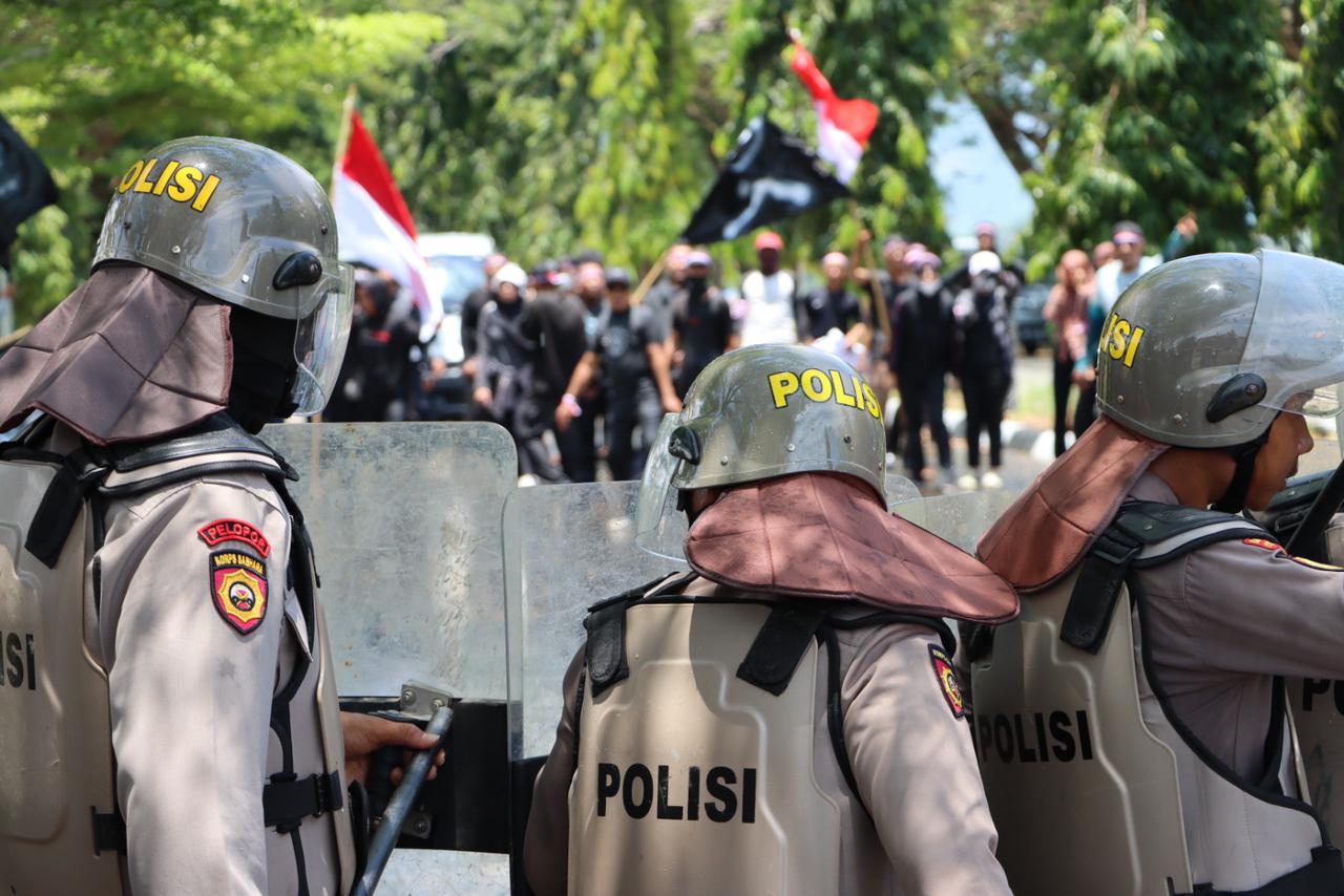 LATIHAN -- Polres Luwu turut berpartisipasi dalam kegiatan latihan keamanan darurat skala besar (Full Scale Exercise) yang diselenggarakan di Bandara Udara Lagaligo Bua, Rabu (2/10
