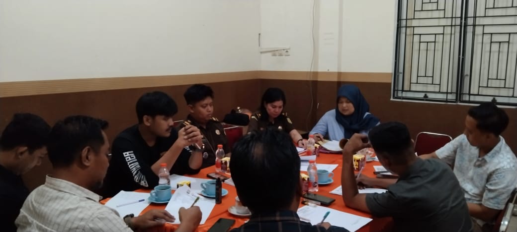 SEPAKAT -- Sentra Gakkumdu Kabupaten Luwu menyepakati meneruskan proses penanganannya ke tahapan penyidikan usai gelar rapat pembahasan terkait dugaan pelanggaran tindak pidana Pemilu dengan nomor laporan: 001/Reg/LP/PB/Kab/27.09/X/2024
