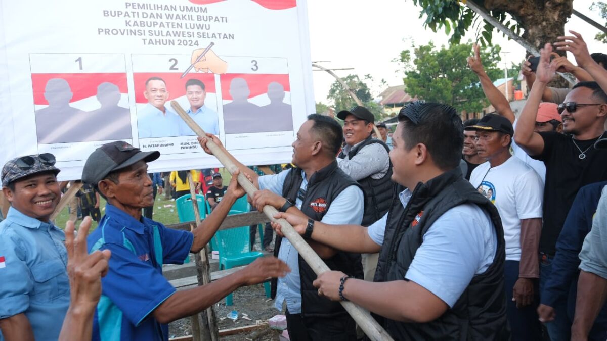 DIALOGIS -- Pasangan Calon Bupati-Wakil Bupati Luwu H Patahuddin-Muhammad Dhevy Bijak Pawindu (Pata-Dhevy) mengawali kampanye dialogis di Desa Temboe Kecamatan Larompong Selatan, Selasa (22/10).
