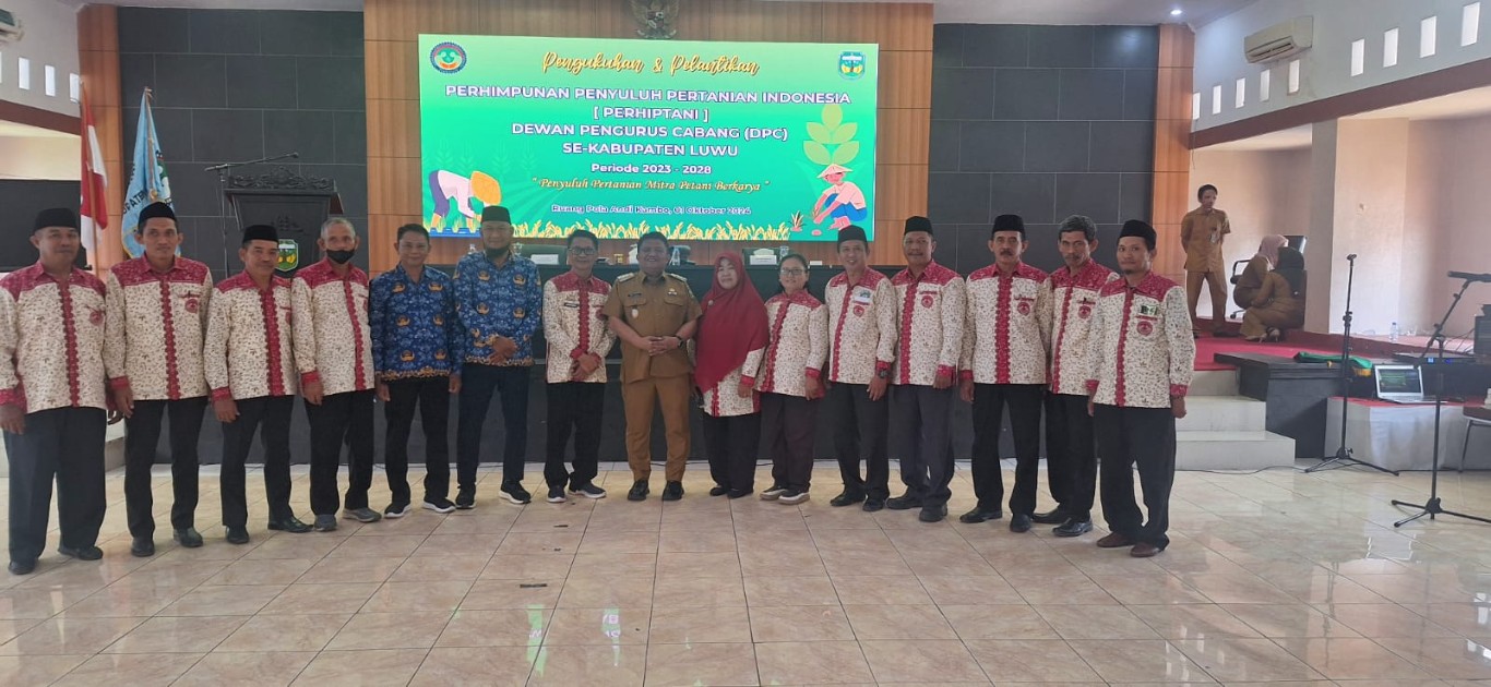 KUKUHKAN --Pj Bupati Luwu Muh Saleh foto bersama usai membuka pertemuan tehknis penyuluhan pertanian se Kabupaten Luwu dirangkai pengukuhan DPC Perhiptani Luwu periode 2023-2029 di Gedung Ruang Pola Andi Kambo, (1/10).