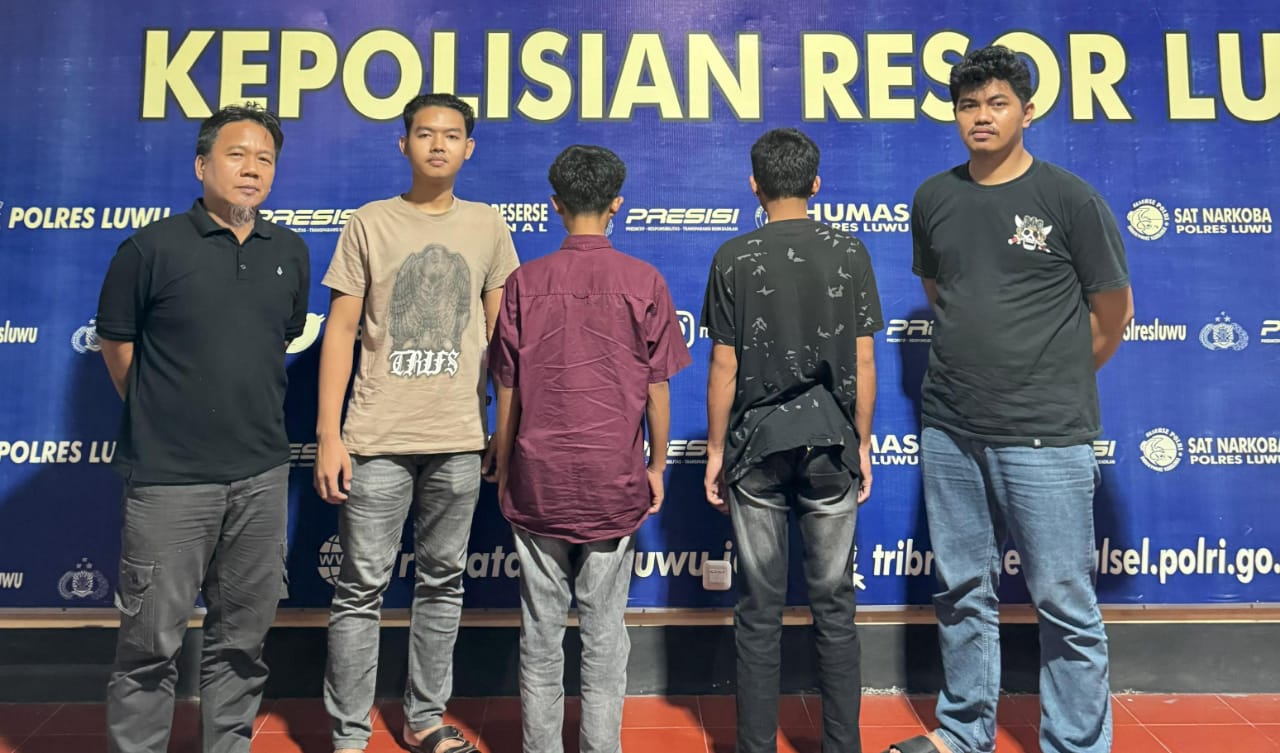 DISEL -- Satreskrim Polres Luwu mengamankan dua orang pelaku pencabulan anak dibawah umur di Kecamatan Bua, Kabupaten Luwu, Jumat (11/10). Kedua pelaku Ar (17) dan Am (17) diringkus di sebuah rumah di Dusun Bangkudu, Desa Posi, Kecamatan Bua Kabupaten Luwu dan langsung disel.
