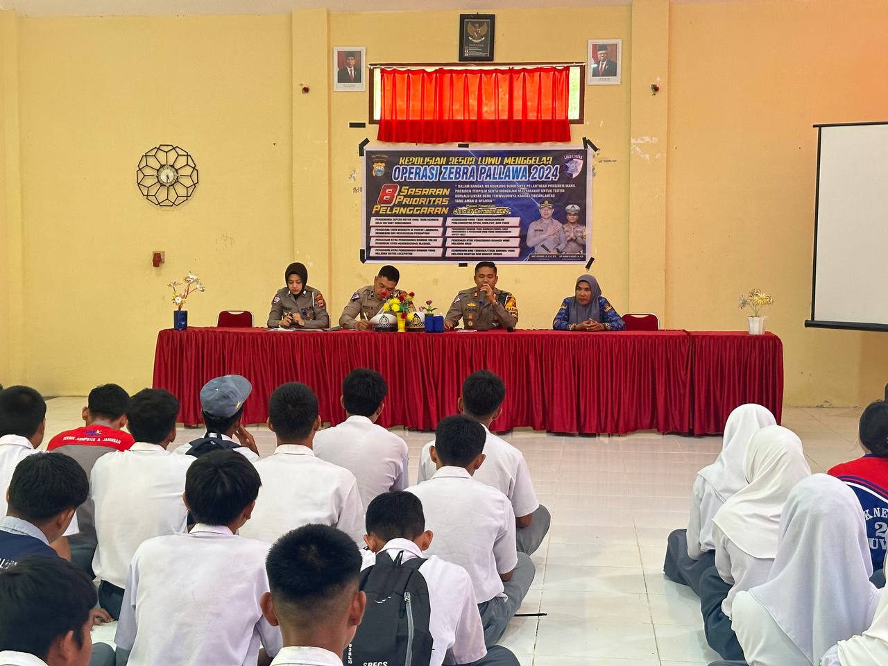 OPERASI ZEBRA -- Satuan Lalu Lintas (Satlantas) Polres Luwu melaksanakan program Police Goes To School di SMKN 2 Luwu memasuki hari ke-4 pelaksanaan Operasi Zebra Pallawa 2024 baru-baru ini. 
