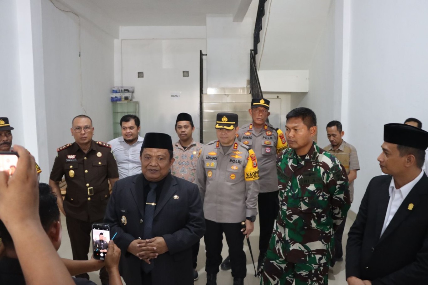 TINJAU -- Pj Bupati Luwu H Muh Saleh, Kapolres Luwu AKBP Arisandi dan Dandim 1403/Palopo Letkol (Arm) Kabit Bintoro Priyambodo saat melakukan peninjauan gudang logistik KPU Luwu, Senin (14/10).
