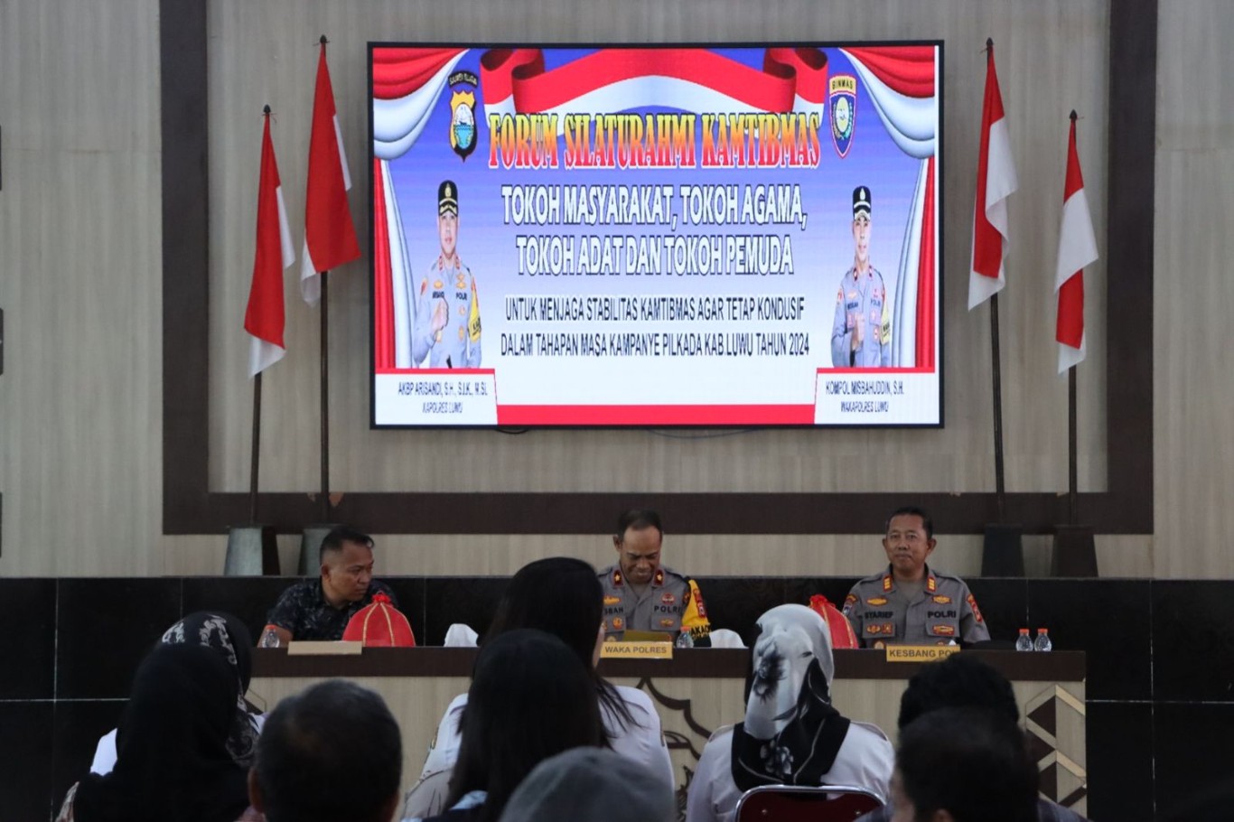 FORUM -- Waka Polres Luwu Kompol Misbahuddin secara resmi menutup diskusi Forum Silaturahmi Kamtibmas yang diselengarakan oleh Satbinmas Polres Luwu di Aula Tebbakke Tongngenge, Rabu (9/10).
