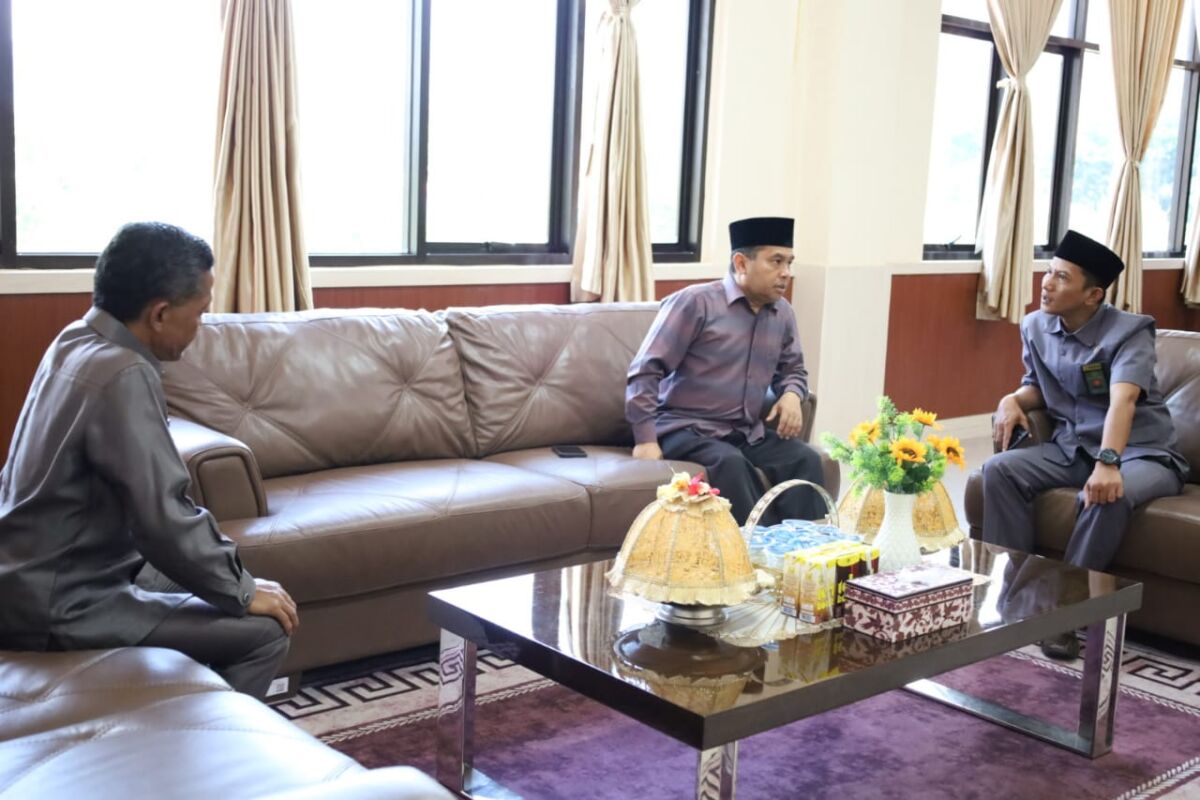 KUNKER -- Pjs Bupati Luwu Timur, Jayadi Nas melakukan Kunker ke Pengadilan Agama (PA) Malili, Desa Puncak Indah, Malili, Selasa (22/10). Tampak Jayadi Nas dan Ketua PA Malili, Rajiman sedang berdiskusi.
