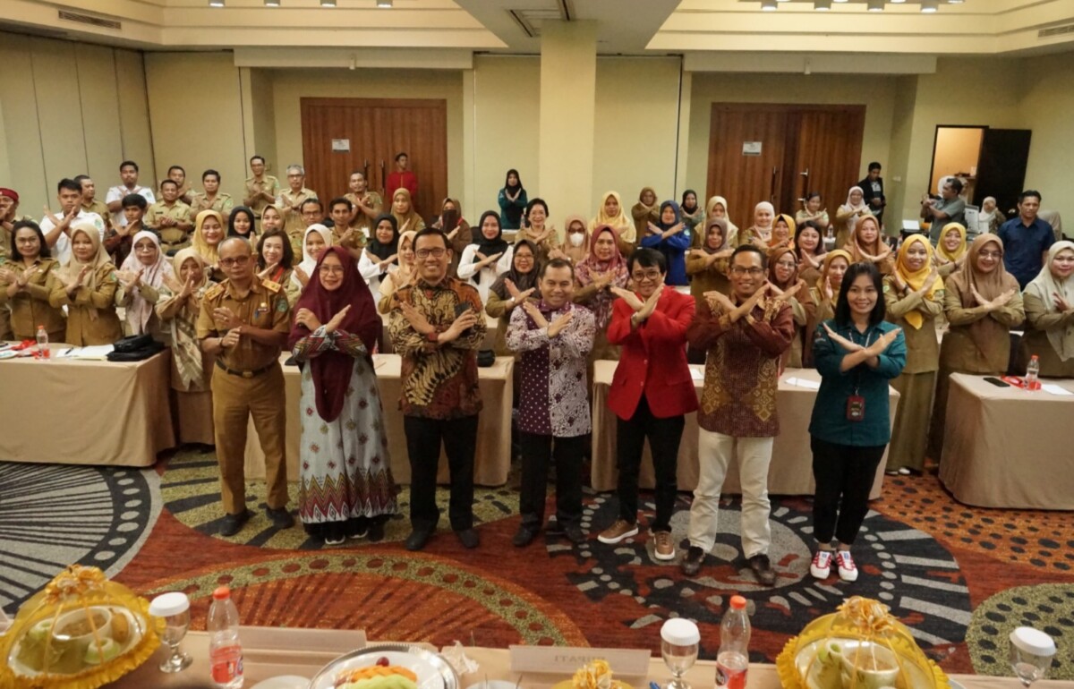 BIMTEK -- BKPSDM Lutim bekerjasama LPPM Pusat P2KP Unhas Tahun 2024 menggelar Bimtek Manajemen Kepagawaian yang dilaksanakan di Hotel Santika Makassar, Minggu (20/10).
