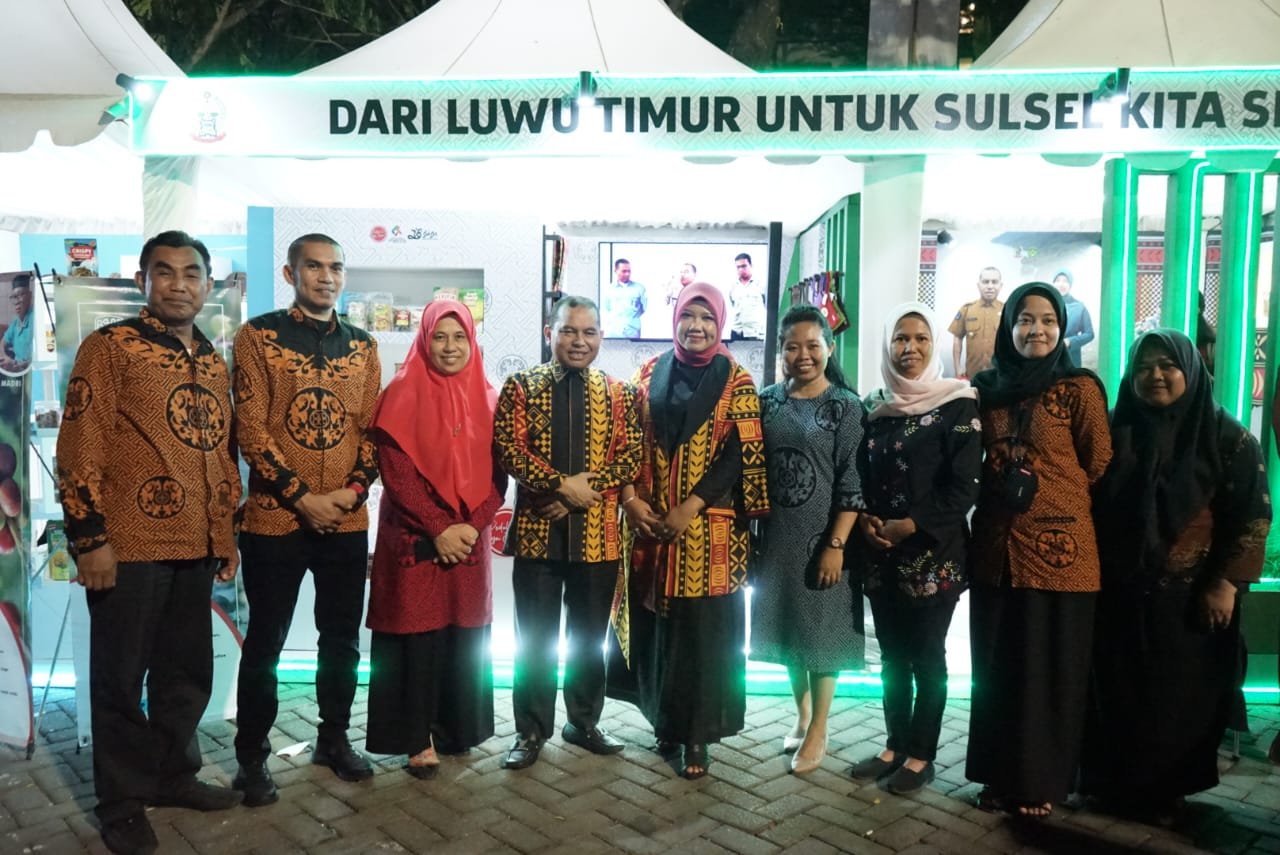 HADIR -- Pjs Bupati Luwu Timur, Jayadi Nas didampingi Pjs Ketua TP PKK Lutim, Nasrah, menghadiri pembukaan rangkaian acara HUT Sulsel ke-355 Tahun di Anjungan Pantai Losari Makassar baru-baru ini. 
