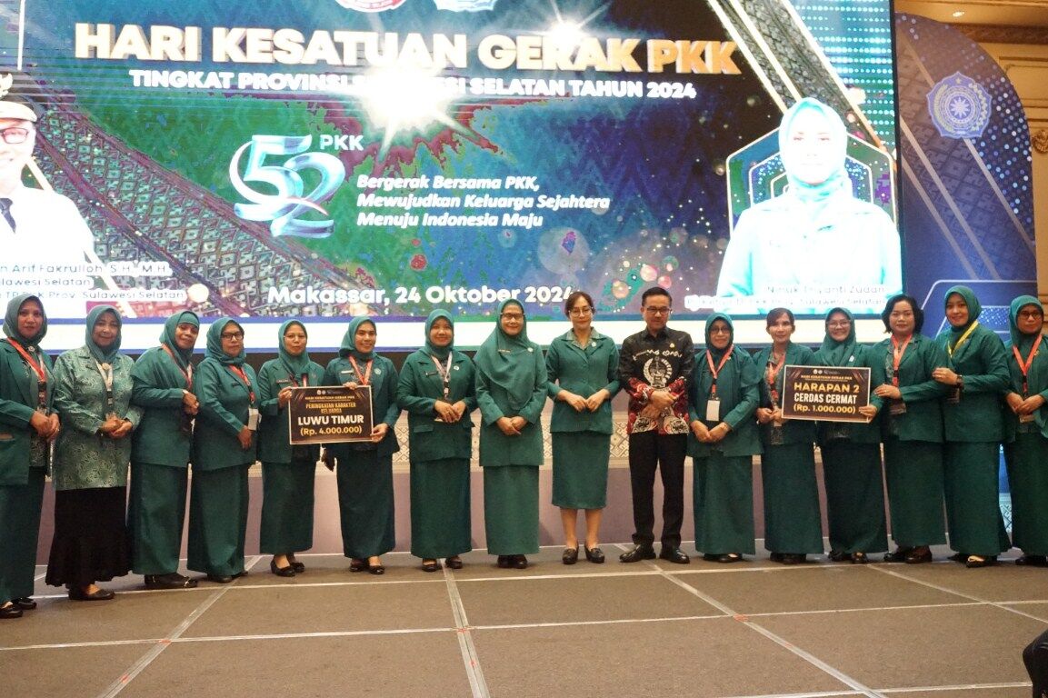 JUARA -- TP PKK Kabupaten Luwu Timur foto bersama usai berhasil memboyong tiga kategori juara pada peringatan Hari Kesatuan Gerak PKK (HKG PKK) ke - 52 Tingkat Provinsi Sulsel di MYKO Hotel & Convention Center Makassar, Kamis (24/10).
