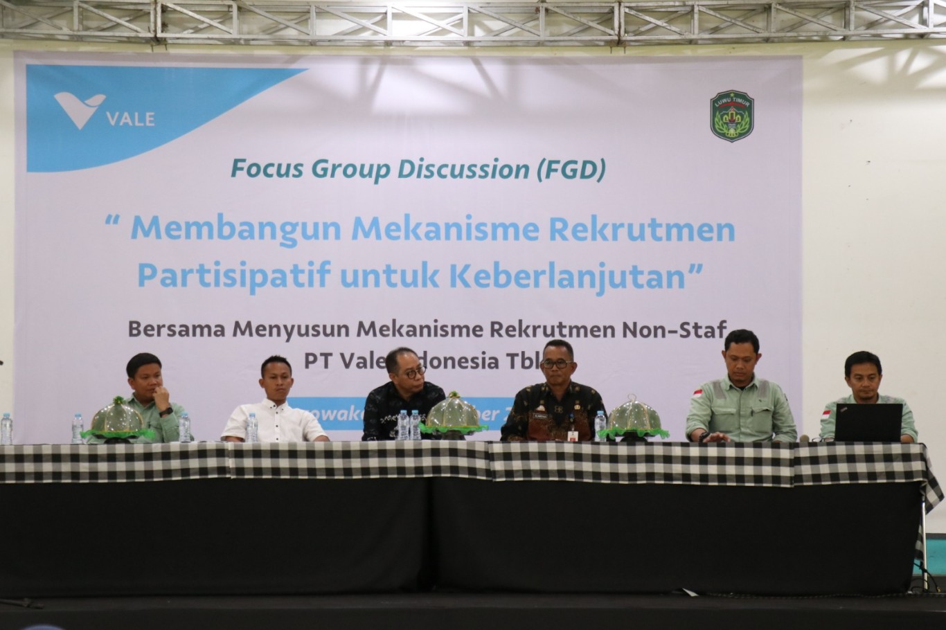 DISKUSI -- Staf Ahli Ekenomi dan Keuangan, Alamsyah Perkesi mewakili Pjs Bupati Luwu Timur membuka kegiatan Fokus Group Discussion (FGD) yang diselenggarakan PT Vale Indonesia di OntaeLuwu, Kecamatan Nuha belum lama ini. 