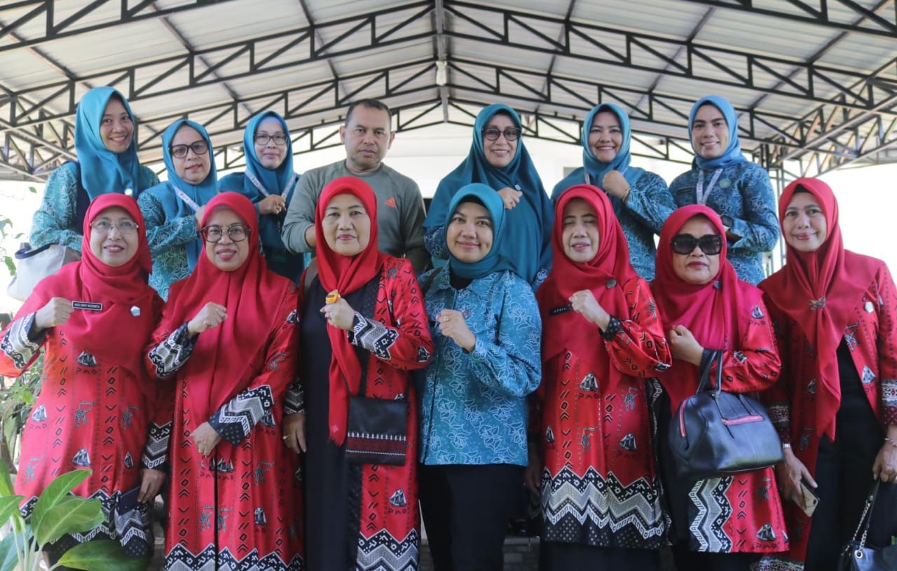 SEMINAR -- Pjs Ketua TP PKK Kabupaten Luwu Timur, Nasrah Jayadi Nas membuka secara resmi Seminar Parenting PKK yang diselenggarakan di Gedung Matano Player Sorowako, Kecamatan Nuha belum lama ini.
