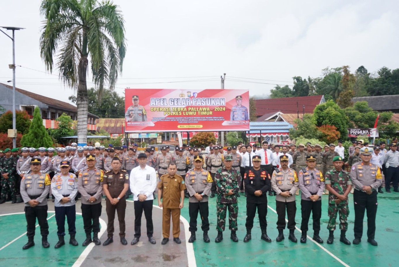 APEL PASUKAN -- Kapolres Lutim, AKBP Zulkarnain foto bersama Pjs Bupati Luwu Timur, Jayadi Nas usai memimpin apel gelar pasukan Operasi Zebra Pallawa 2024 di Halaman Mapolres Lutim baru-baru ini. 
