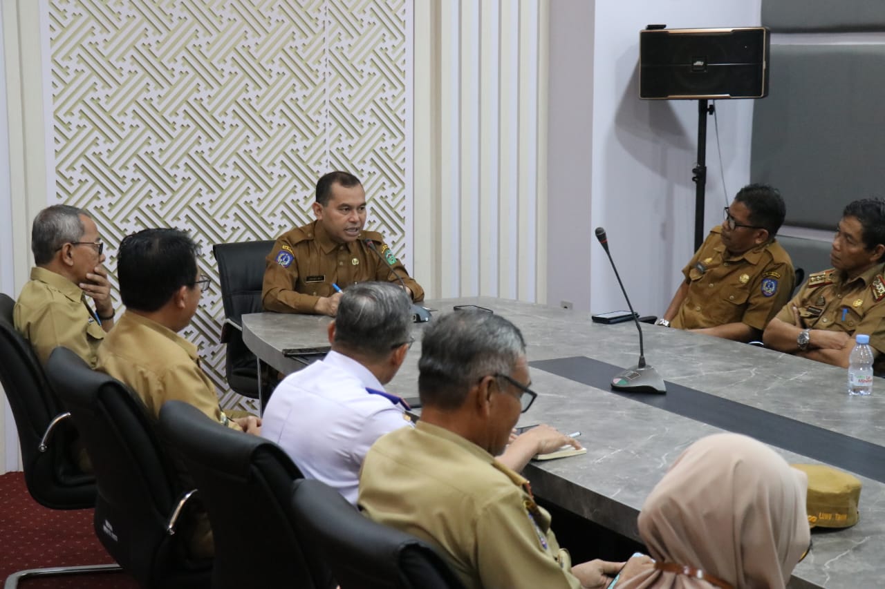 ARAHAN -- Pjs Bupati Luwu Timur, Jayadi Nas memberikan arahan kepada para pejabat Pemkab Lutim usai memimpin apel pagi di halaman Kantor Bapenda Luwu Timur baru-baru ini. 
