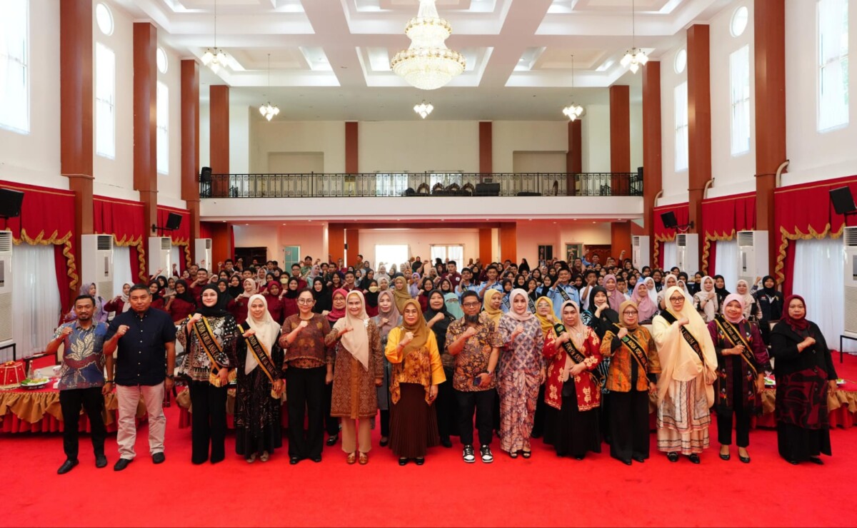 DIKUKUHKAN -- Pjs Ketua TP PKK Kabupaten Luwu Timur, Nasrah Jayadi Nas (kedua dari kanan) foto bersama usai dikukuhkan sebagai Bunda Forum Anak Kabupaten Luwu Timur oleh Pj Bunda Forum Anak Provinsi Sulsel Nunik Triyanti Zudan di Aula Tudang Sipulung Rujab Gubernur Sulsel, Minggu (20/10).
