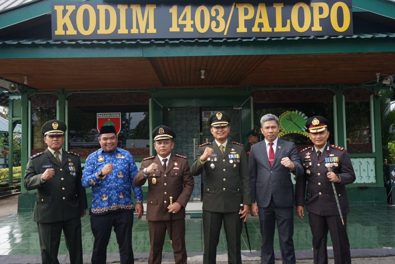 UPACARA -- Staf Ahli Hukum dan Pemerintahan, Andi Juana Fachruddin foto bersama disela-sela menghadiri puncak peringatan Hari Ulang Tahun (HUT) TNI ke 79 yang dilaksanakan Kodim 1403/Plp, di Lapangan Gaspa Palopo, Sabtu (5/10).