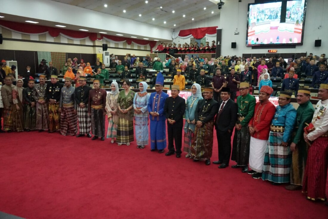 PENGHARGAAN -- Pjs Bupati Luwu Timur, Jayadi Nas (ketiga dari kiri) foto bersama usai mengikuti rapat paripurna di Gedung DPRD Sulsel dalam rangka HUT Sulsel ke-355 baru-baru ini. Jayadi mengaku bangga dengan penghargaan dari BPN Sulsel.