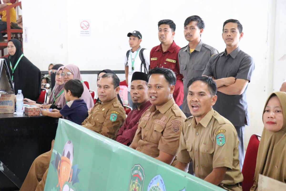 PERTANDINGAN -- Pjs Bupati Luwu Timur, Jayadi Nas, menghadiri dan menyaksikan langsung pertandingan futsal tingkat Sekolah Dasar/Madrasah Ibtidaiyah (SD/MI) hari kedua, di Gedung Olahraga (GOR) Malili, Selasa (29/10).