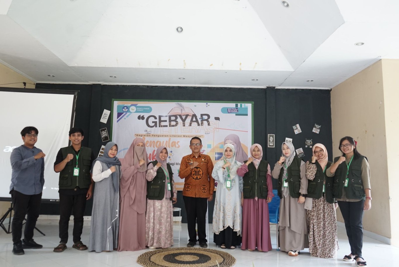LITERASI -- Pegiat Literasi Towuti melakukan kegiatan Gebyar literasi dengan bentuk Cerdas Mengulas Buku guna menumbuhkembangkan kemampuan literasi di Kabupaten Luwu Timur di Aula SMPN 1 Towuti, Jumat (11/10).