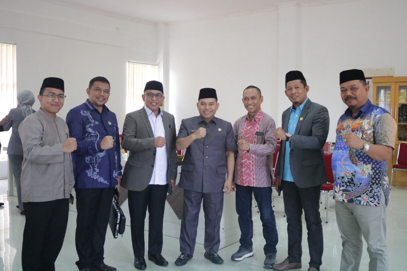 PARIPURNA -- Pjs Bupati Luwu Timur, Jayadi Nas bersama forkopimda usai menghadiri rapat paripurna pengumuman pengusulan pimpinan definitif DPRD Kabupaten Luwu Timur masa jabatan 2024—2029 di Ruang Badan Aggaran DPRD Lutim, Selasa (1/10). 
