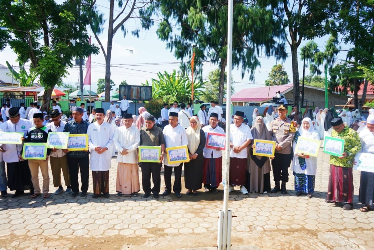 BANTUAN -- Pjs Bupati Luwu Timur, Jayadi Nas memimpin apel peringatan Hari Santri Tahun 2024 sekaligus menyerahkan bantuan kepada sejumlah masjid di Halaman Kantor Kementerian Agama Lutim, Malili baru-baru ini. 
