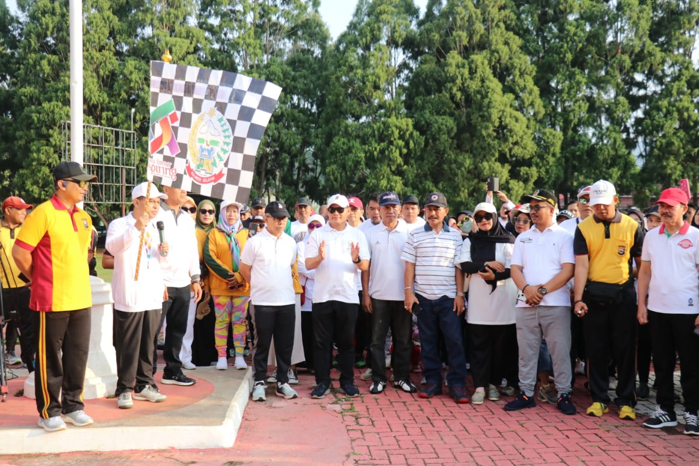 JALAN SEHAT -- Masyarakat Luwu Timur tumpah ruah saat ikut ambil bagian pada kegiatan jalan sehat memperingati hari jadinya Sulsel ke-355 tahun yang jatuh pada 19 Oktober 2024 dengan tema "Sulsel Rumah Kita Semua".