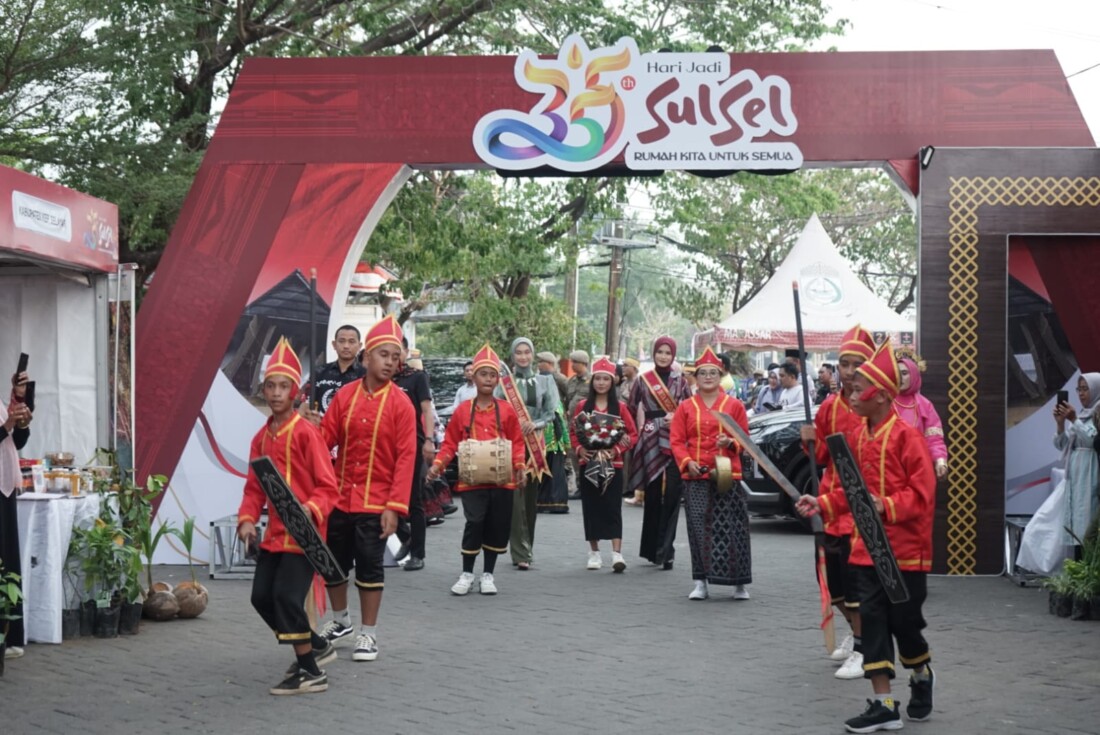 KIRAB BUDAYA -- Kabupaten Luwu Timur mengikuti Kirab Budaya Tahun 2024 dalam rangka memeriahkan Hari Ulang Tahun (HUT) ke 355 Provinsi Sulsel di Anjungan Pantai Losari, Makassar baru-baru ini. 
