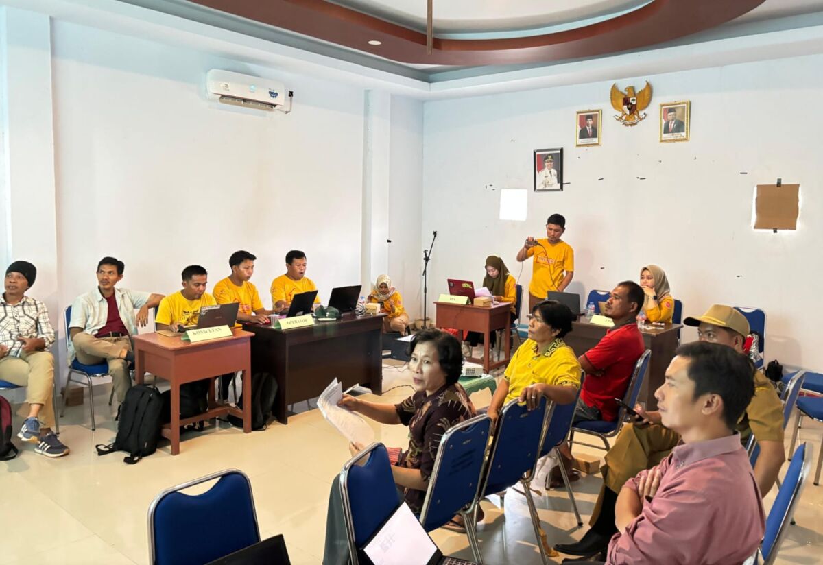 SINI BANG -- Dinas PUPR Kabupaten Luwu Timur melalui reformer PKA angkatan V melaksanakan kegiatan Aksi Perubahan Sinkronisasi Perizinan Bangunan (Sini Bang), Sidang Konsultasi Gabungan PBG - SLF One Stop Service di Kantor Desa Patengko di Kecamatan Tomoni Timur, Rabu (23/10).
